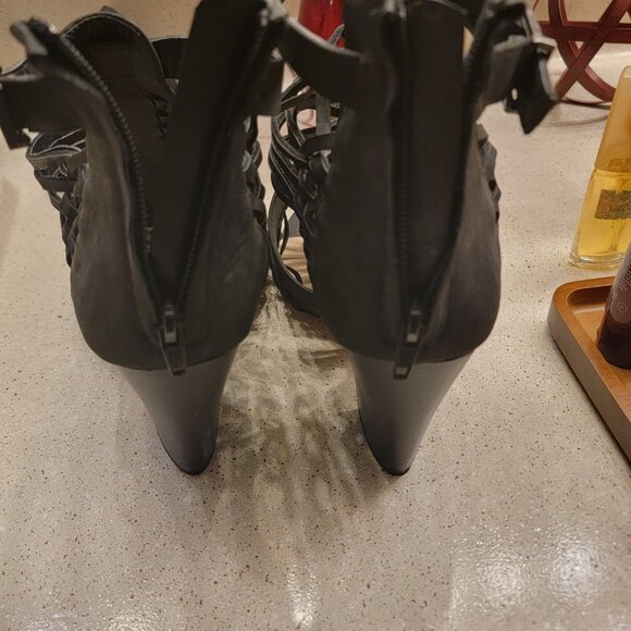 Black back-zip heeled boots - Picture 2 of 4